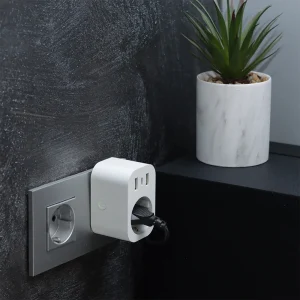 Enchufe con tomas usb y usb-c.